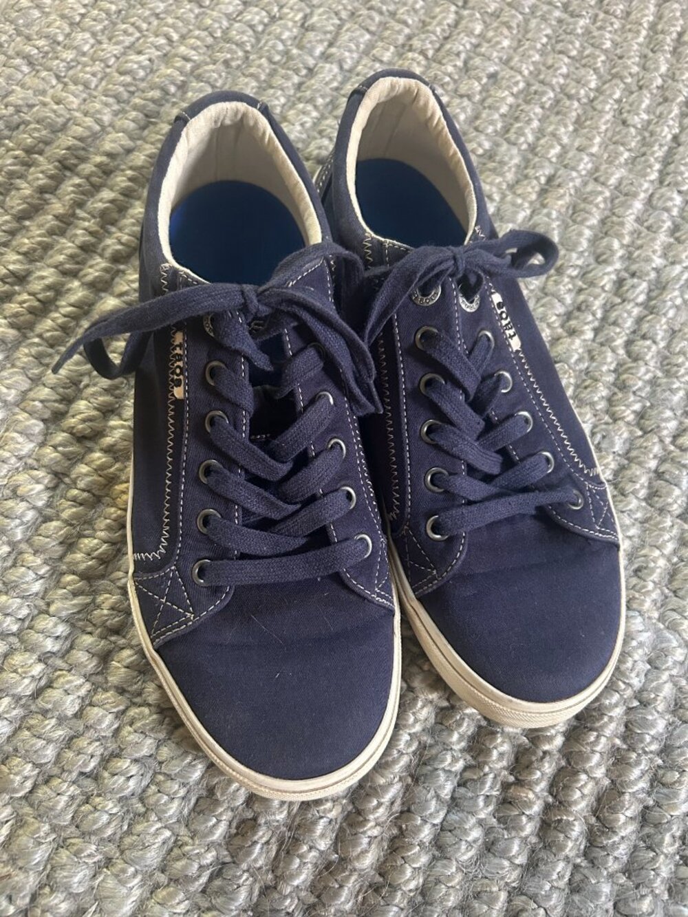 Taos Footwear Navy Canvas Lace-Up Sneakers - like NEW!